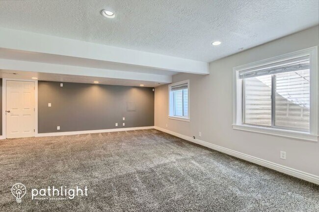 Building Photo - 193 1375 N