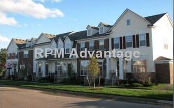 Building Photo - Gorgeous Townhouse Steps from Pool and Hik...
