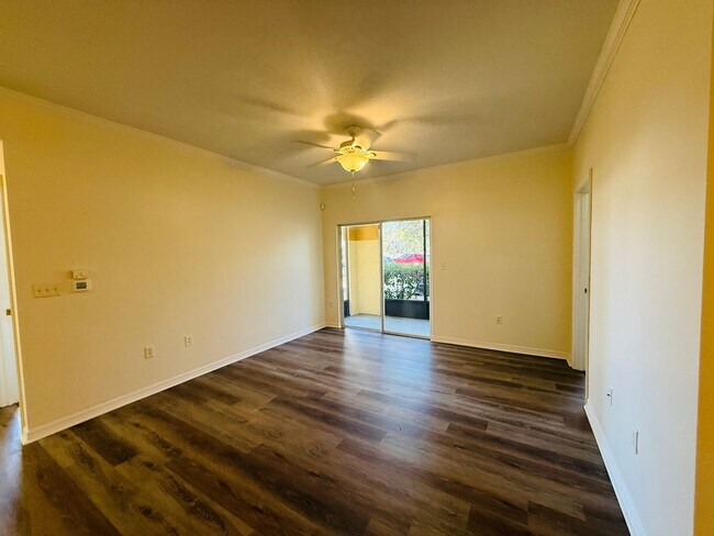 Building Photo - 2 Bedroom Condo For Rent in Carrollwood!