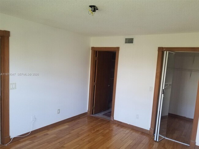 Building Photo - 426 NE 210th Cir Terrace