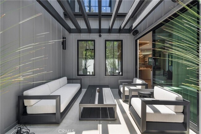 Building Photo - 17631 Tarzana St
