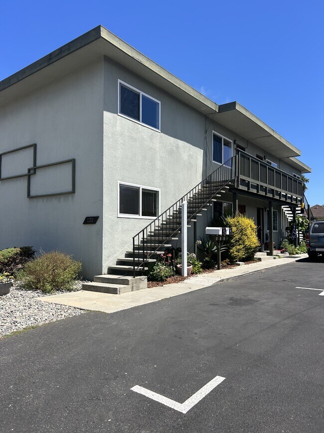 Building Photo - 122 Blackburn St