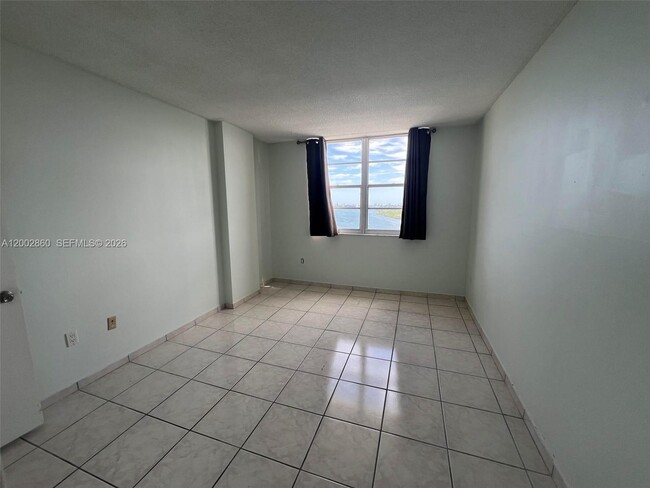 Building Photo - 300 Bayview Dr