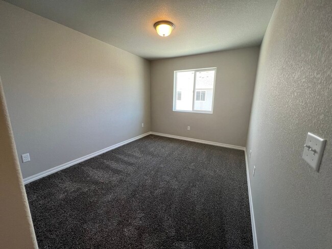 Building Photo - Immaculate Townhome Close to Woodmen and P...