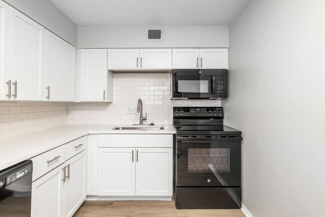 Building Photo - 611 Riverview Dr
