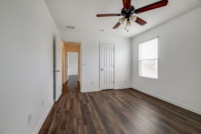 Building Photo - Spacious & Convenient