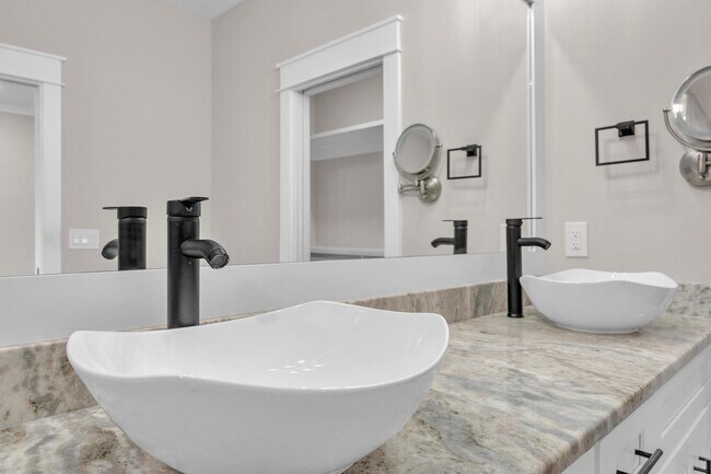 Building Photo - 2 2nd St