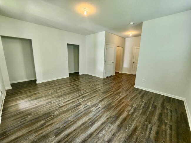 Building Photo - Well maintained end unit townhome in Grand...