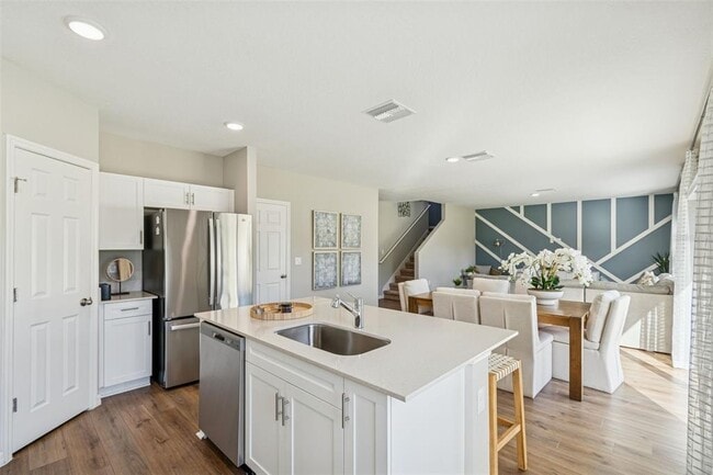 Building Photo - 601 Ambleside Dr