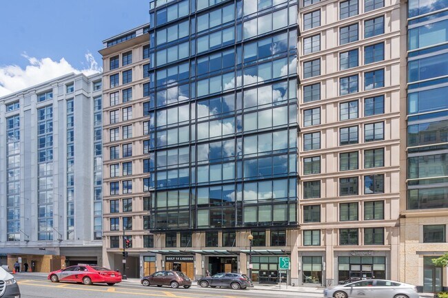 Building Photo - Logan Circle Condo | 2 Bed | 2 Bath | 1,000 Sf | 1 Garage Parking Space