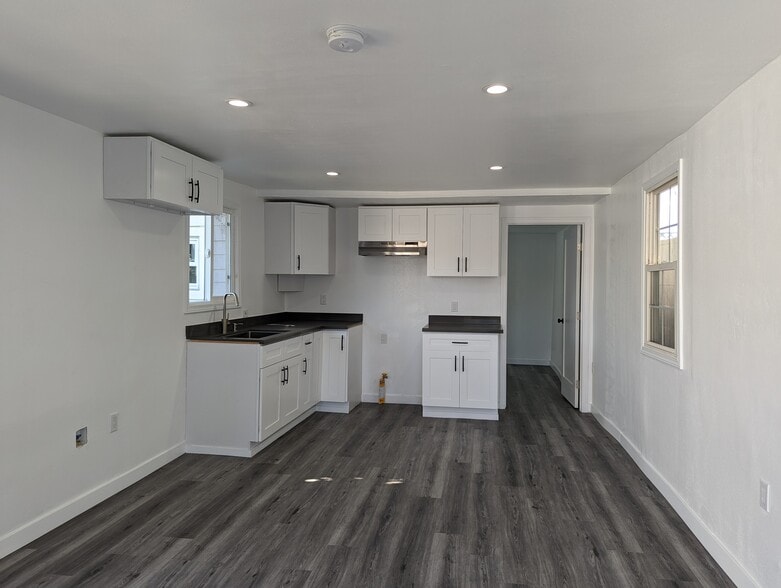 Kitchen - 2615 Obama Blvd