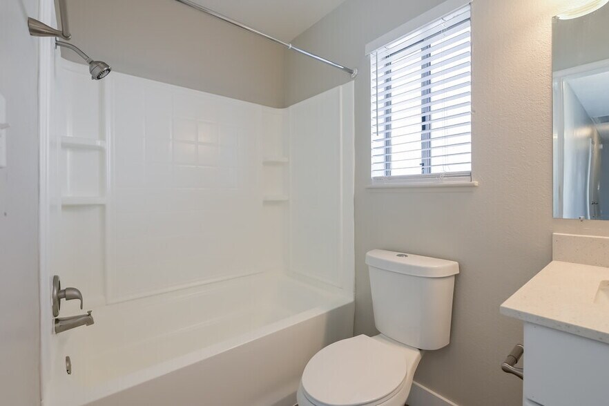 Building Photo - 1555 Calabria Dr