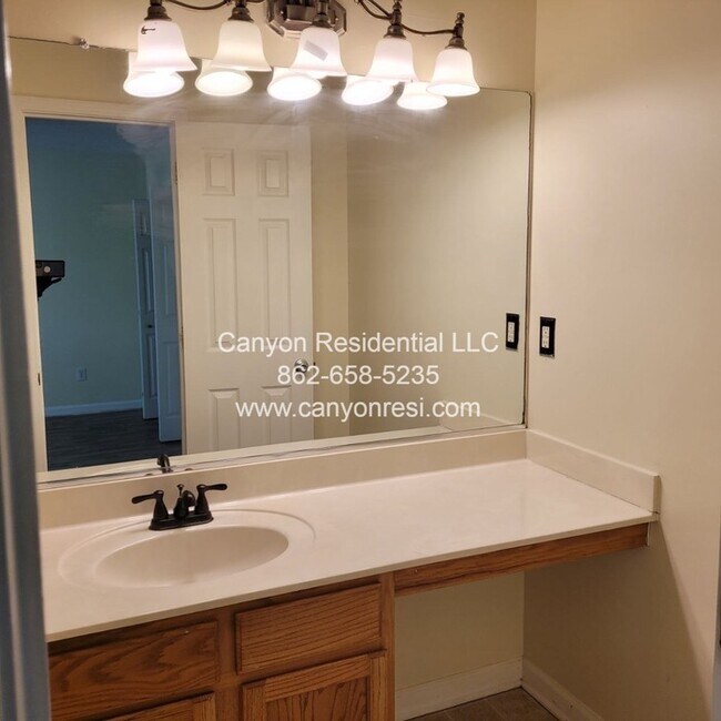 Building Photo - 461 Bedford Knoll Dr