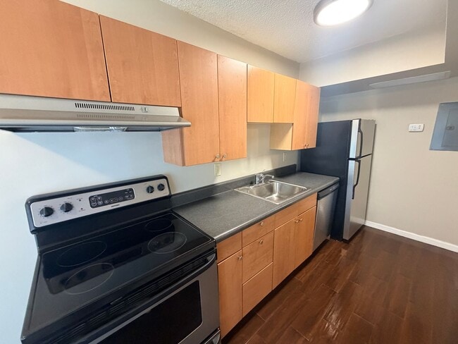 Building Photo - 2990 Rhodes Cir S