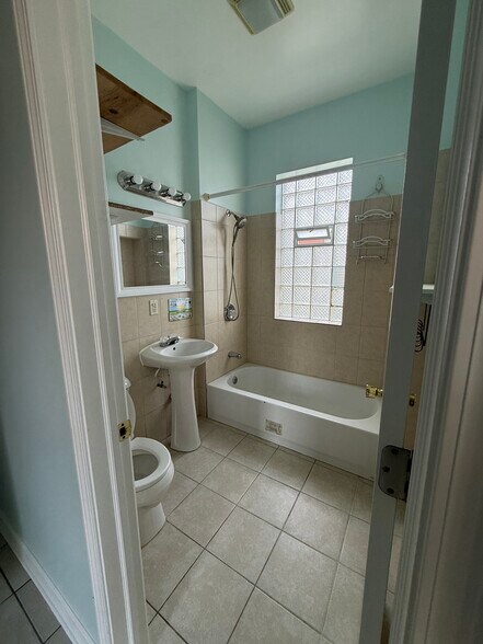 Building Photo - 546 N Saint Louis Ave