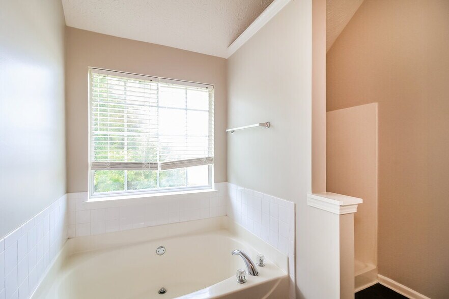 Building Photo - 604 Mohawk Cir