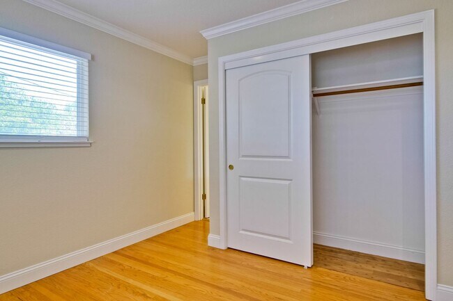 Building Photo - Spacious Home l Massive 12,525 Sq Ft Lot l...