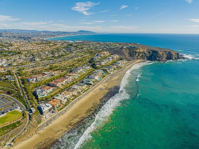Building Photo - Remodeled 2 Bed, 2 Bath Condo with Ocean V...
