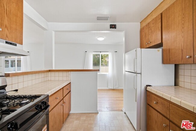 Building Photo - 4142 Lincoln Ave