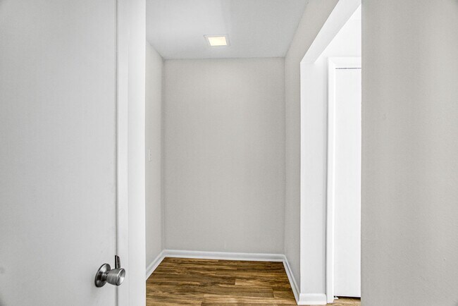 Building Photo - 2 Bedroom 2 Bath TOTALLY Renovated Maumelle Condo