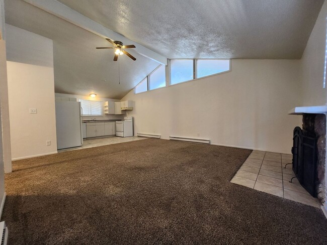 Building Photo - 677 E Clarion Dr