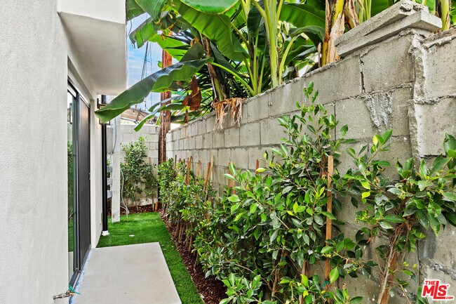 Building Photo - 2326 S Dunsmuir Ave