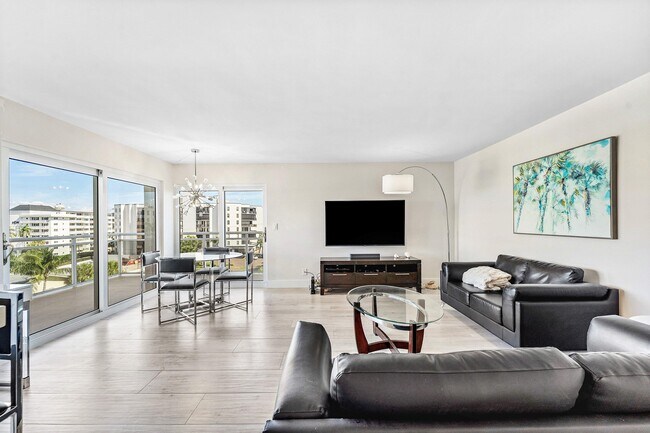 Building Photo - 1160 Hillsboro Mile