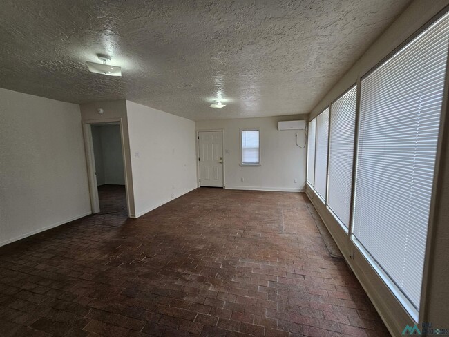 Building Photo - 723 N Avenue M