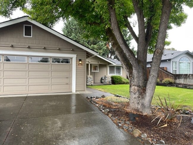 Building Photo - Nice 3 Bedroom 2 Bath home in Central Point