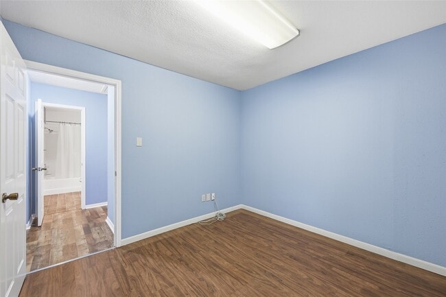 Building Photo - 955 Green Meadow St