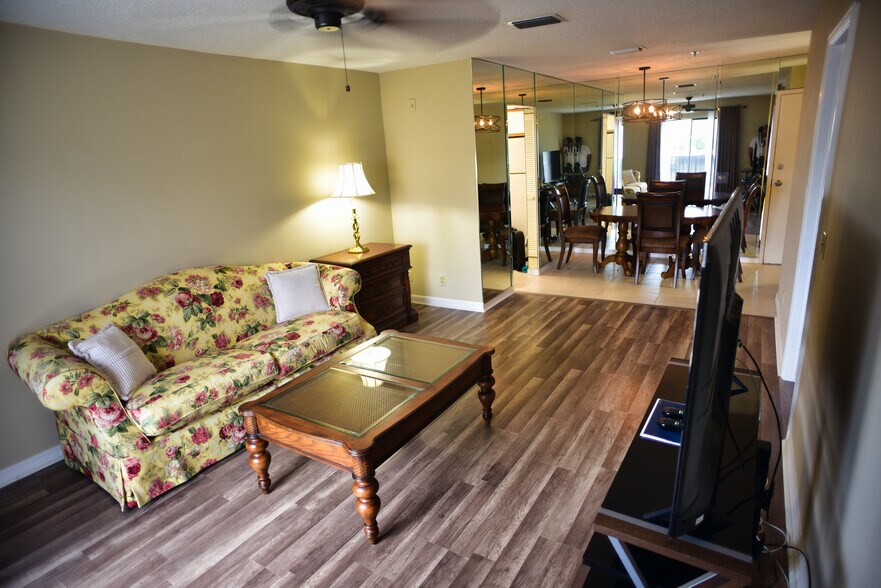 Livingroom/Diningroom - 950 S Kanner Hwy