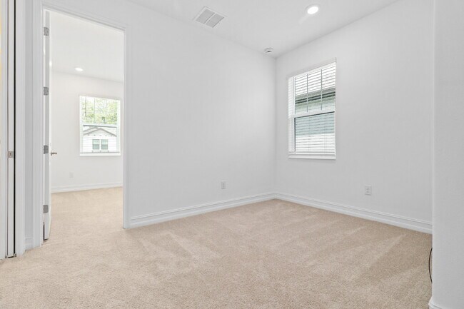 Building Photo - "Charming Estancia Luxury 3-Bed home in We...