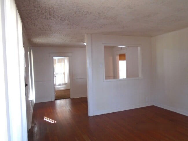 Building Photo - 435 Wilson St S