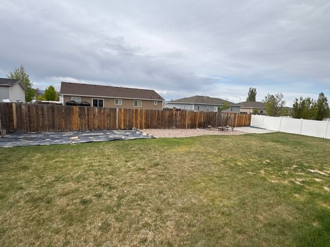 Building Photo - Beautiful 6 bedroom Single Family Home