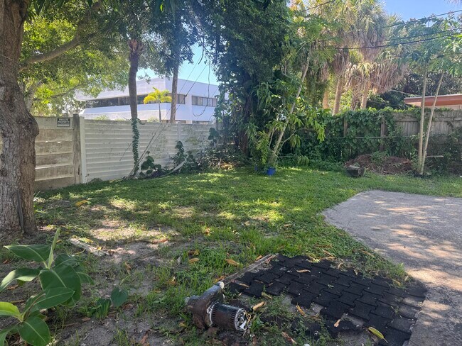 Building Photo - 8821 Dania Dr