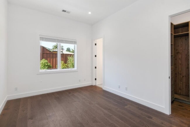 Building Photo - 1505 Wedgewood Dr