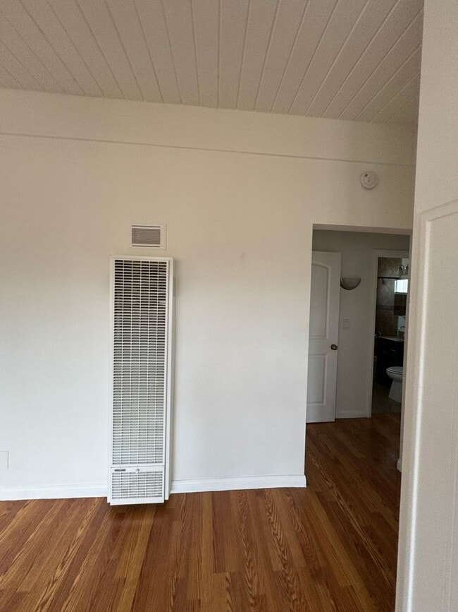 Building Photo - Comfortable 1-Bedroom in Gardena with Park...