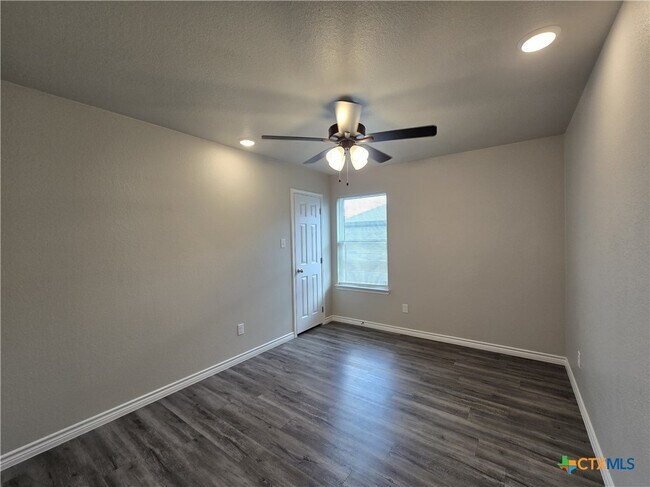 Building Photo - 523 Lost Trl
