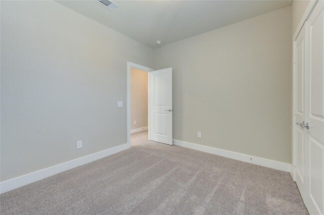 Building Photo - 1709 Summerlyn Ter Dr