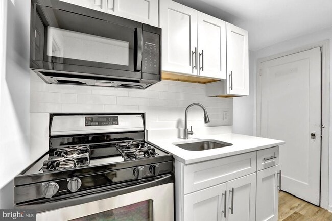 Building Photo - 331 Oakland St