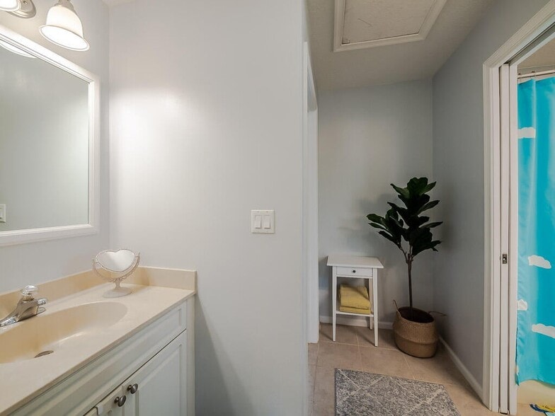 Building Photo - 6673 Eagle Ridge Dr