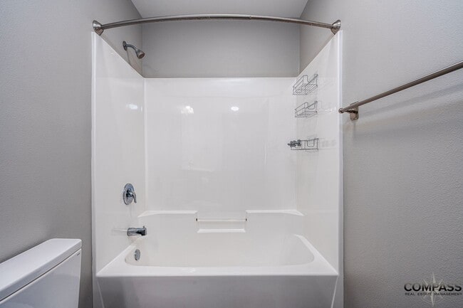 Building Photo - SPACIOUS AND MODERN TOWNHOME