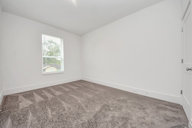 Building Photo - 7502 B Carver Rd