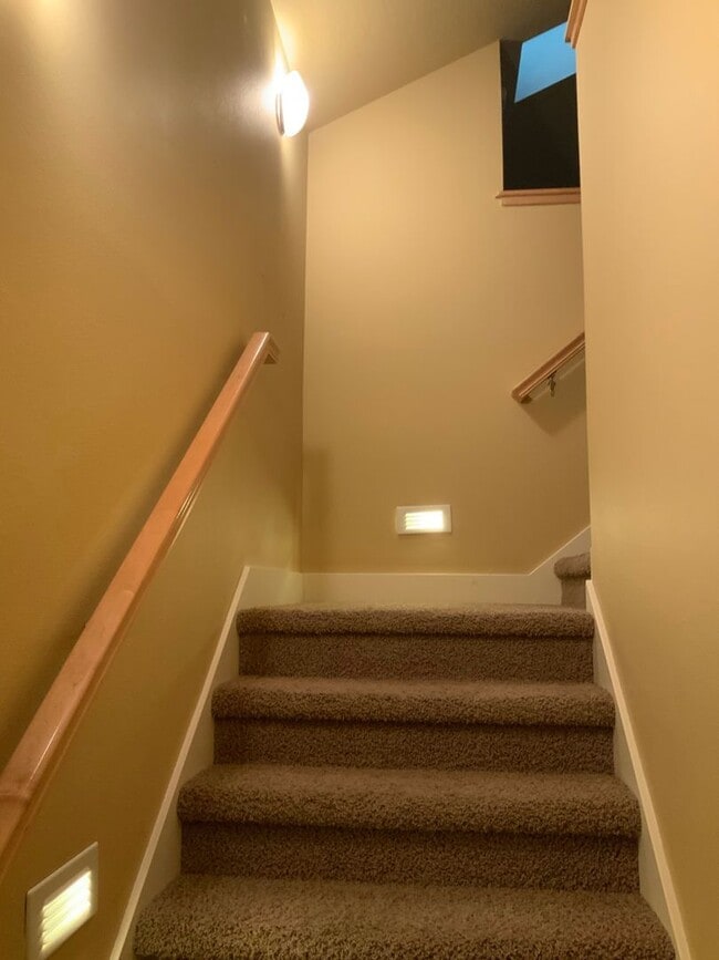 Building Photo - A Must See! 4 Bedroom House in North Eugene