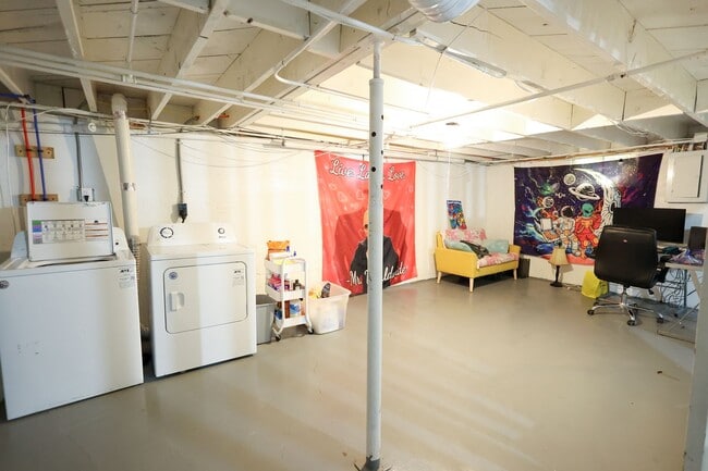 Building Photo - Beautifully Updated 4 bed house w/ fully fenced in yard **