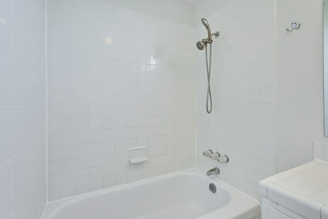 Building Photo - Spacious 3 Bedroom 2 Bath Home with 2 Car Garage and Central Air Conditioning