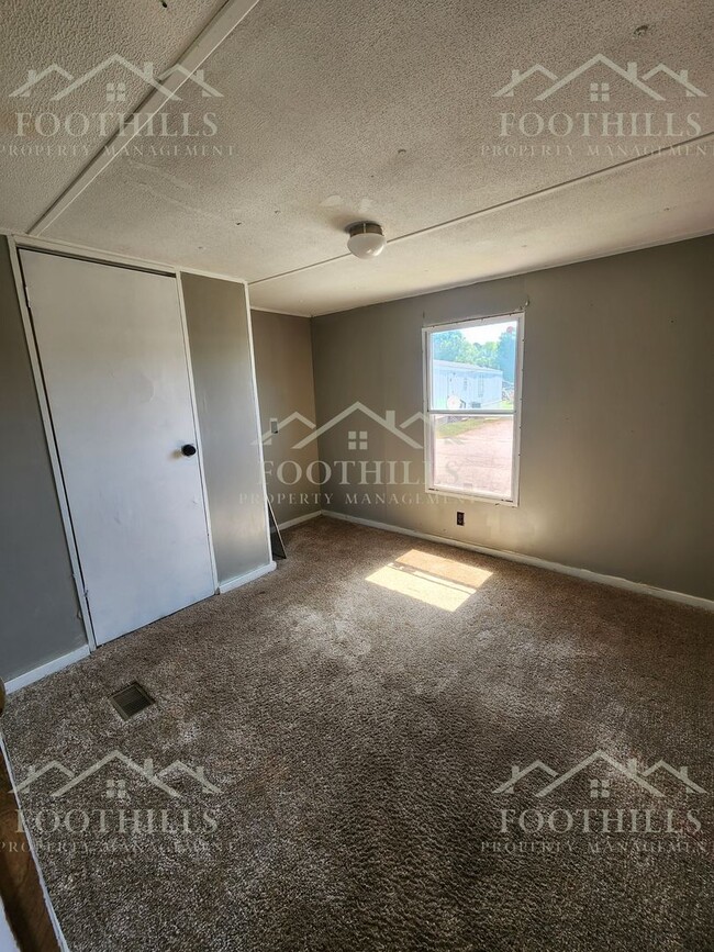 Building Photo - 2-Bedroom Mobile Home in Colony Park with ...