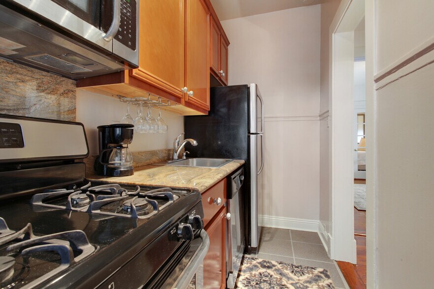 Building Photo - 4 Fontainebleau Dr