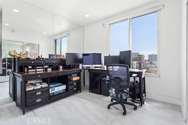 Building Photo - 850 E Ocean Blvd