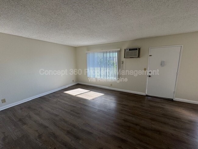 Building Photo - 9421 Cedar St